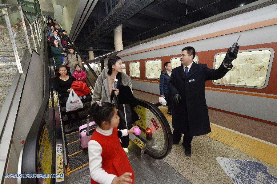 En comparación con 2016, más personas han viajado en tren en China durante la temporada punta de viajes de la Fiesta de la Primavera de este año, que comenzó el 13 de enero, según estadísticas reveladas hoy lunes por las autoridades ferroviarias del país asiático.
