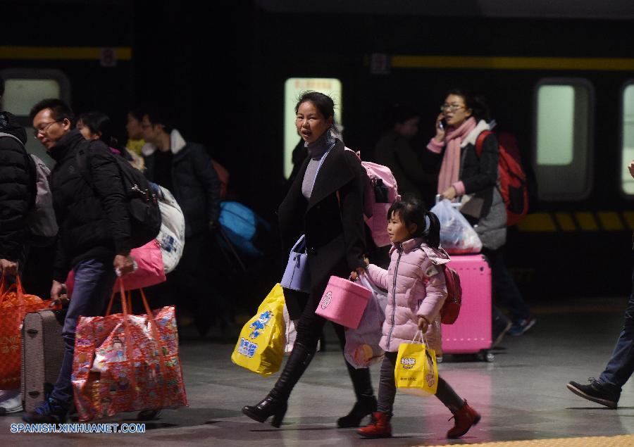 En comparación con 2016, más personas han viajado en tren en China durante la temporada punta de viajes de la Fiesta de la Primavera de este año, que comenzó el 13 de enero, según estadísticas reveladas hoy lunes por las autoridades ferroviarias del país asiático.