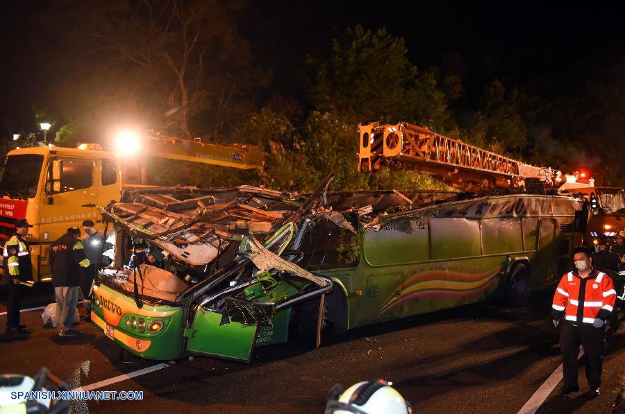 El vuelco de un autobús turístico ayer lunes por la noche en una carretera en Taipei ha dejado 33 fallecidos hasta la tarde de hoy, de acuerdo con las autoridades.