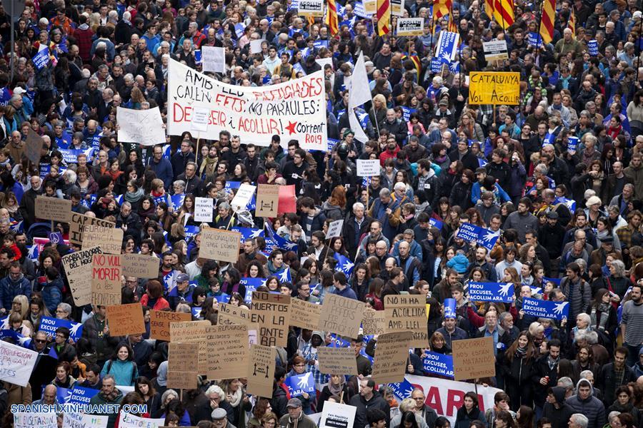 Miles de manifestantes salieron hoy a las calles de Barcelona, capital de la comunidad de Cataluña, en el noreste de España, en apoyo a que se dé acogida a los refugiados.
