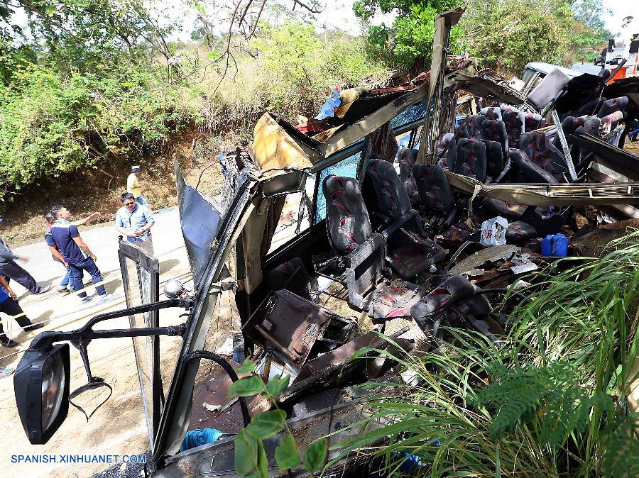 Al menos 14 estudiantes murieron y otros 20 resultaron heridos este lunes cuando el autobús en el que viajaban chocó contra un poste eléctrico en una ciudad del centro de Filipinas, informó la policía.