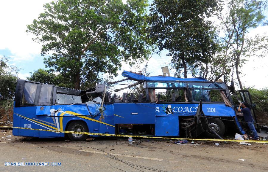 Al menos 14 estudiantes murieron y otros 20 resultaron heridos este lunes cuando el autobús en el que viajaban chocó contra un poste eléctrico en una ciudad del centro de Filipinas, informó la policía.
