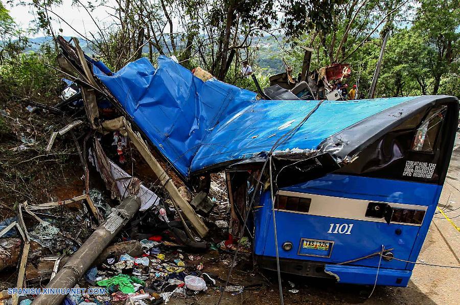 Al menos 14 estudiantes murieron y otros 20 resultaron heridos este lunes cuando el autobús en el que viajaban chocó contra un poste eléctrico en una ciudad del centro de Filipinas, informó la policía.