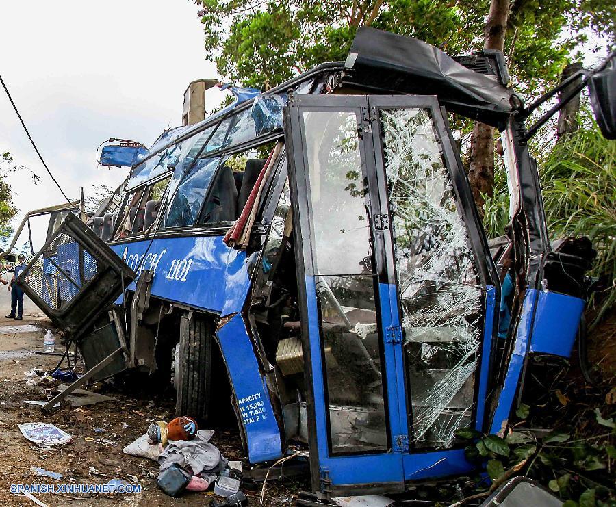 Al menos 14 estudiantes murieron y otros 20 resultaron heridos este lunes cuando el autobús en el que viajaban chocó contra un poste eléctrico en una ciudad del centro de Filipinas, informó la policía.