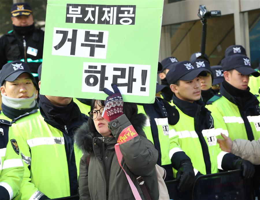 （国际）（2）韩国民众抗议乐天集团同意与军方交换“萨德”用地