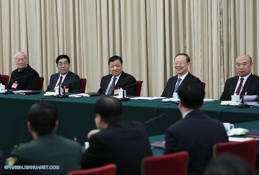 Liu Yunshan, miembro de la secretaría del Comité Central del PCCh, subrayó con los diputados de la provincia de Jilin en la APN los preparativos y publicidad del XIX Congreso Nacional del PCCh, que está previsto para el segundo semestre de este año.
