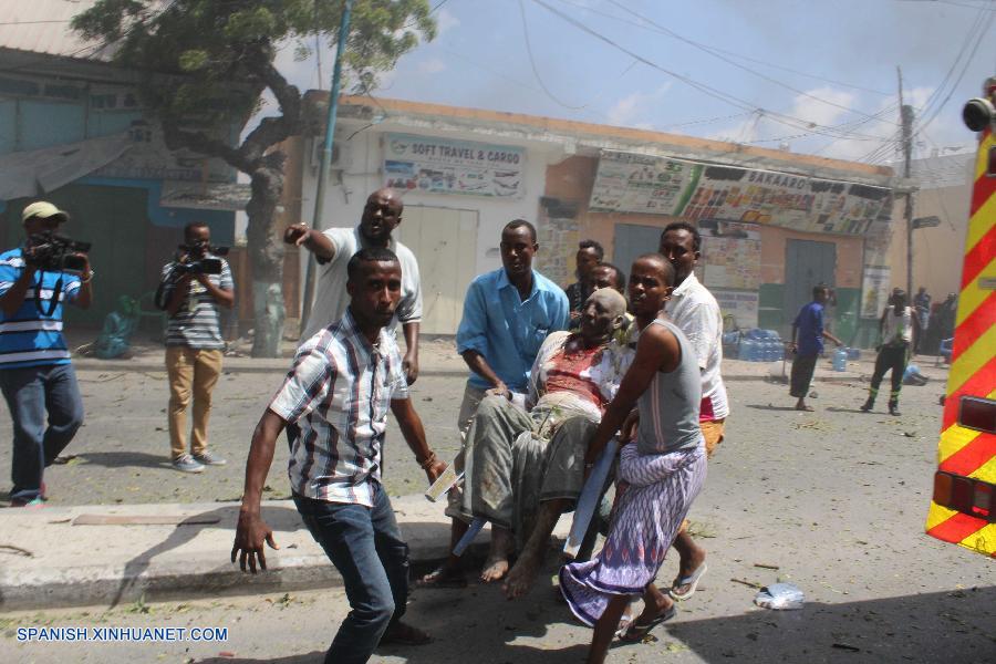 Al menos diez personas murieron y otras 13 resultaron heridas este lunes en dos atentados realizados con explosivos cerca de una base militar y un hotel en la ciudad de Mogadiscio, la capital de Somalia, informaron fuentes oficiales.