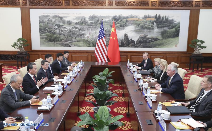China y Estados Unidos están en comunicación estrecha para preparar una reunión entre los dos presidentes e intercambios a otros niveles, afirmó hoy sábado por la tarde el ministro chino de Relaciones Exteriores, Wang Yi, durante sus conversaciones con el secretario de Estado estadounidense, Rex Tillerson.