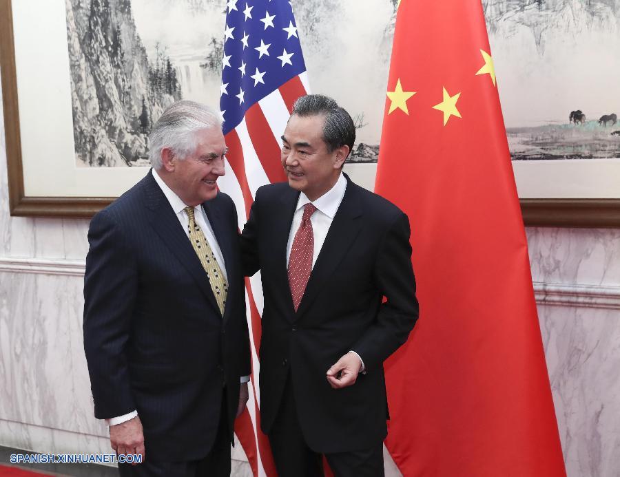 China y Estados Unidos están en comunicación estrecha para preparar una reunión entre los dos presidentes e intercambios a otros niveles, afirmó hoy sábado por la tarde el ministro chino de Relaciones Exteriores, Wang Yi, durante sus conversaciones con el secretario de Estado estadounidense, Rex Tillerson.