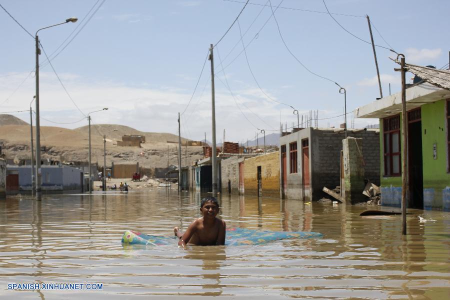 La población de Huarmey, en la región norteña de Ancash, Perú, fue una de las primeras localidades arrasadas por la furia de las inundaciones que azotan el país andino desde el pasado miércoles y que han provocando, hasta el momento, 85 muertos, 270 heridos y 20 desaparecidos.