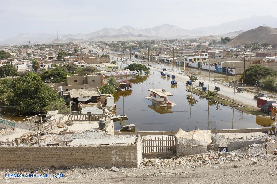 La población de Huarmey, en la región norteña de Ancash, Perú, fue una de las primeras localidades arrasadas por la furia de las inundaciones que azotan el país andino desde el pasado miércoles y que han provocando, hasta el momento, 85 muertos, 270 heridos y 20 desaparecidos.