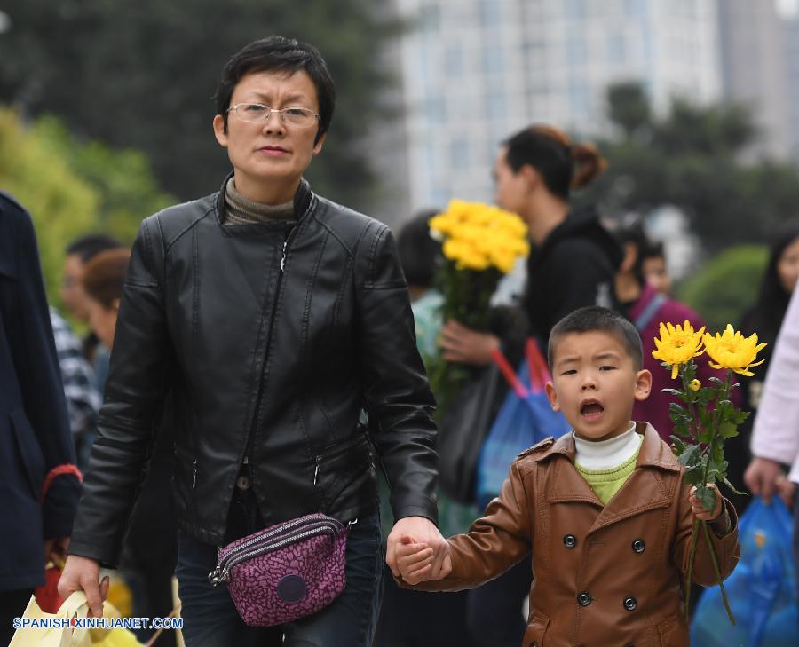 Un total de 5,3 millones de chinos visitaron 150 grandes cementerios del país para honrar a sus difuntos ayer domingo, el primer día de los tres días con motivo el Día de Limpieza de Tumbas, que coincide este año con mañana martes.