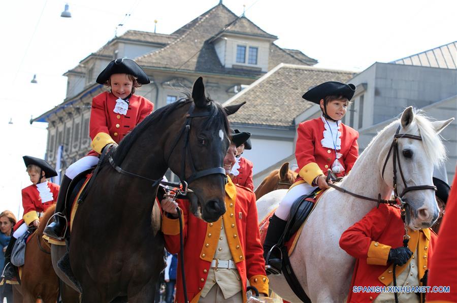 (2)SUIZA-ZURICH-SOCIEDAD-DESFILE