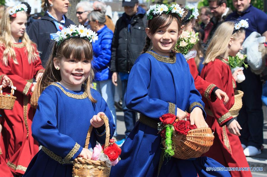 (4)SUIZA-ZURICH-SOCIEDAD-DESFILE