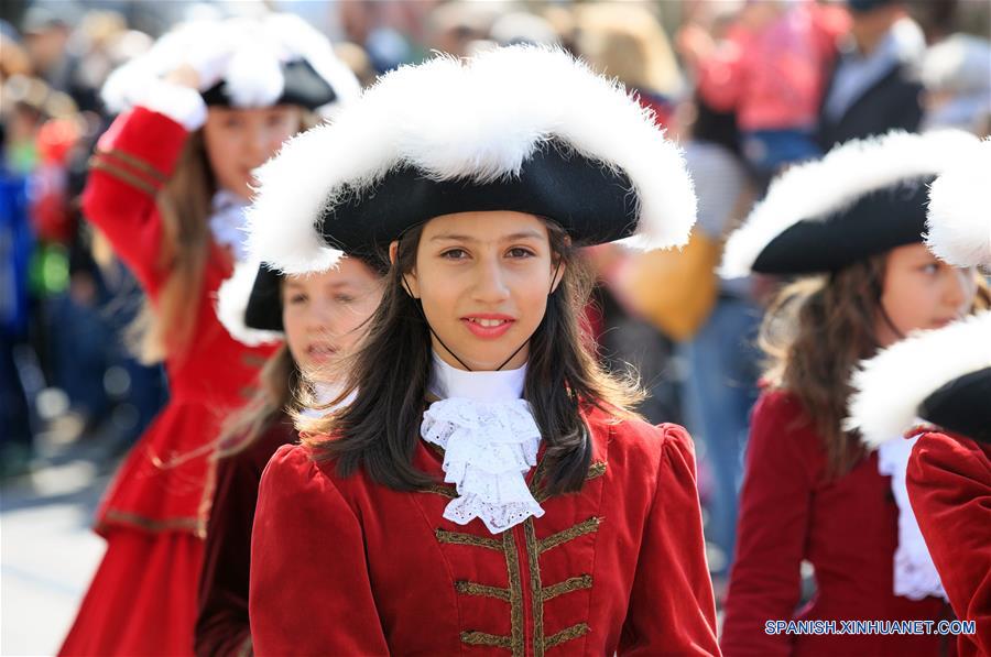 (7)SUIZA-ZURICH-SOCIEDAD-DESFILE