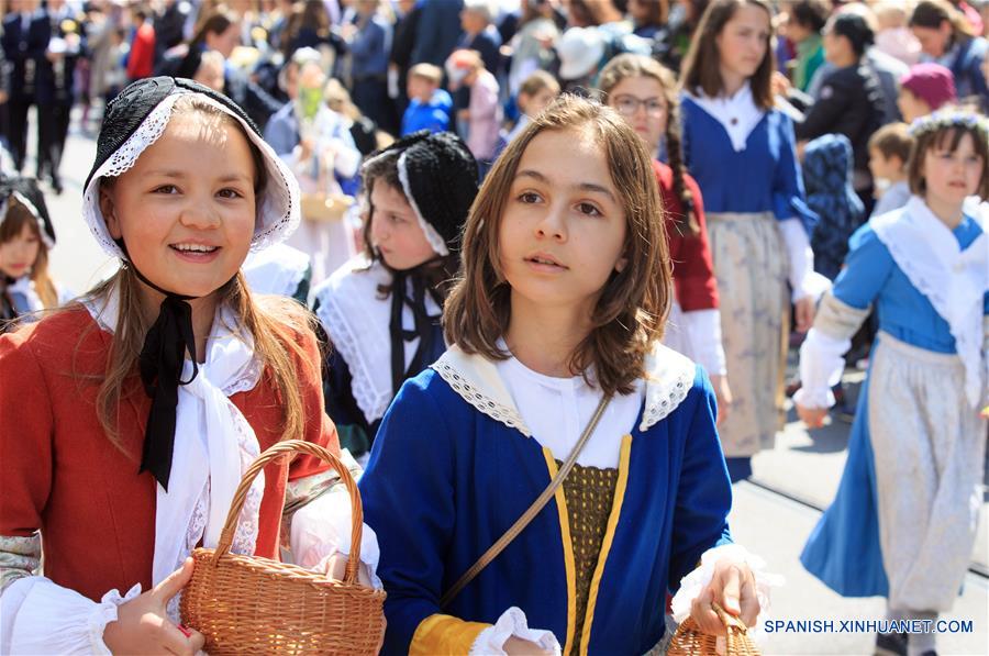 (9)SUIZA-ZURICH-SOCIEDAD-DESFILE