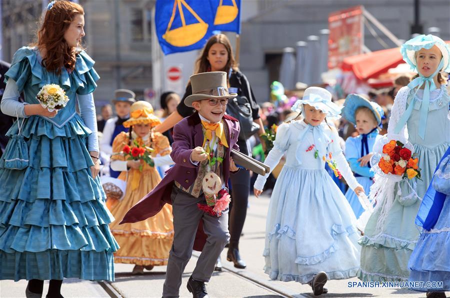 (10)SUIZA-ZURICH-SOCIEDAD-DESFILE