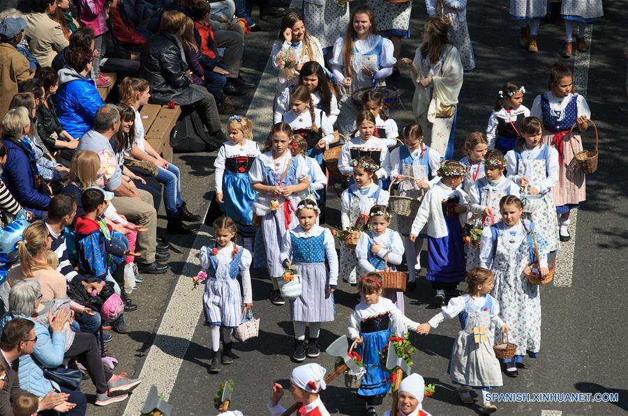 (12)SUIZA-ZURICH-SOCIEDAD-DESFILE