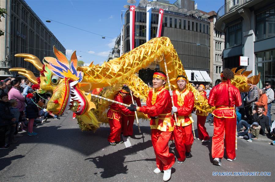 (15)SUIZA-ZURICH-SOCIEDAD-DESFILE