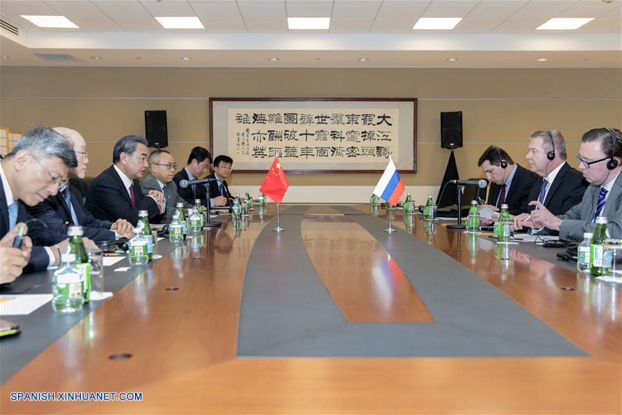 El ministro de Exteriores chino, Wang Yi, se reunió el jueves por la noche con el viceministro del Exterior ruso, Gennady Gatilov, antes del encuentro ministerial que celebra el viernes el Consejo de la Seguridad de la ONU sobre la cuestión nuclear en la península coreana.