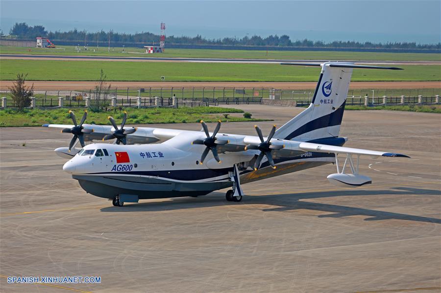 El avión anfibio AG600 de grandes dimensiones hecho en China realizó hoy exitosamente su primera prueba de planeo en la ciudad sureña china de Zhuhai en preparación para su vuelo inaugural.
