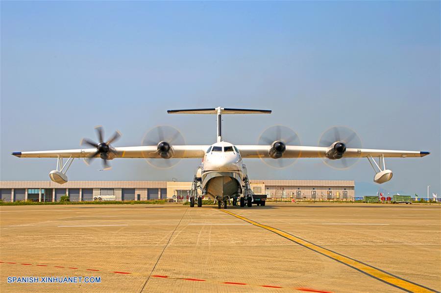El avión anfibio AG600 de grandes dimensiones hecho en China realizó hoy exitosamente su primera prueba de planeo en la ciudad sureña china de Zhuhai en preparación para su vuelo inaugural.