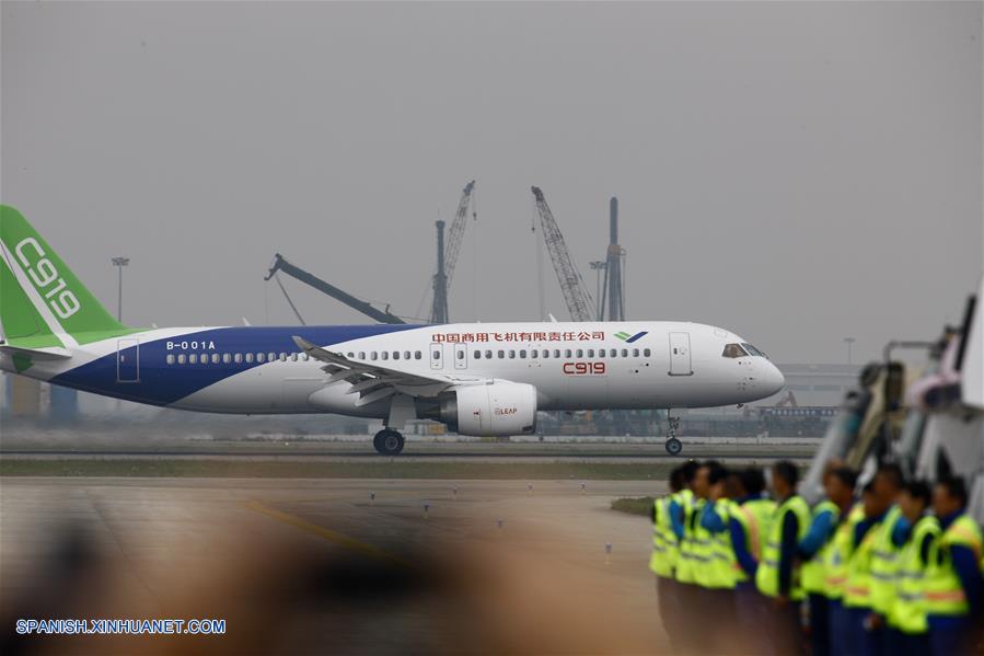 China dio hoy un gran paso para convertirse en una potencia de la aviación mundial porque llevó a cabo el vuelo inaugural del C919, su primer gran avión de pasajeros desarrollado íntegramente en el país.