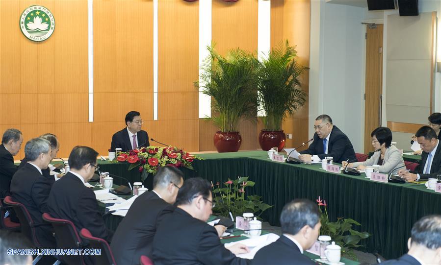 El máximo legislador de China, Zhang Dejiang, inspeccionó hoy la oficina del jefe de gobierno de la Región Administrativa Especial de Macao (RAE) y fue informado por altos funcionarios del gobierno de la RAE sobre su trabajo.
