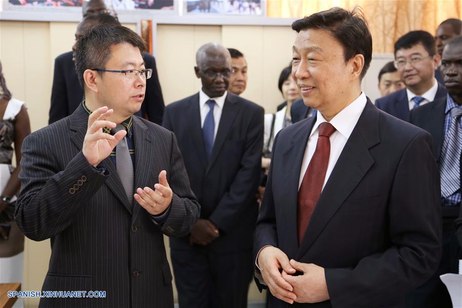 El vicepresidente de China, Li Yuanchao, visitó hoy el Instituto Confucio de la Universidad Cheikh Anta Diop (UCAD) en Dakar, Senegal, y asistió a la inauguración de un nuevo edificio para la enseñanza.
