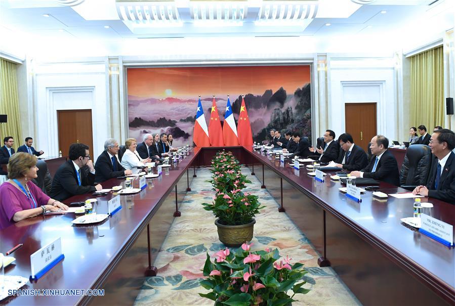 El primer ministro de China, Li Keqiang, dijo hoy que China desea acelerar la alineación de estrategias de desarrollo e incrementar los intercambios amplios con Chile para impulsar los lazos bilaterales.