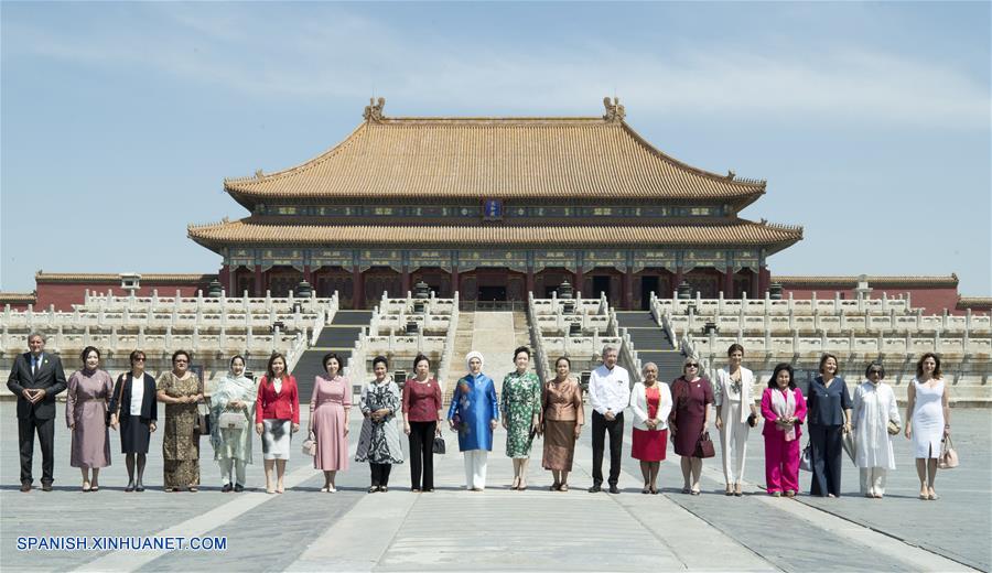 Peng Liyuan, esposa del presidente chino Xi Jinping, invitó hoy a los cónyuges de los líderes que asistieron al Foro de la Franja y la Ruta para la Cooperación Internacional al Museo del Palacio en Beijing.