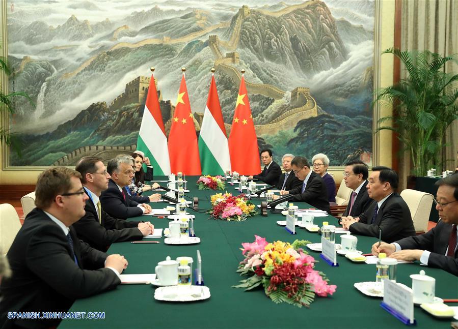 Zhang Dejiang, el presidente del Comité Permanente de la Asamblea Popular Nacional (APN) de China, se reunió hoy con el primer ministro de Hungría, Viktor Orban, y pidió mayores esfuerzos para conducir a las relaciones chino-húngaras hacia un nivel superior.