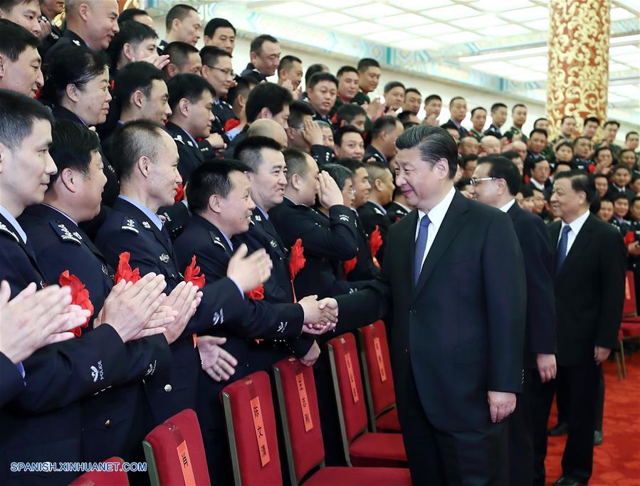 El presidente de China, Xi Jinping, se reunió hoy con personas consideradas héroes y modelos de comportamiento de departamentos de seguridad pública de todo el país y destacó la lealtad al Partido Comunista de China (PCCh).