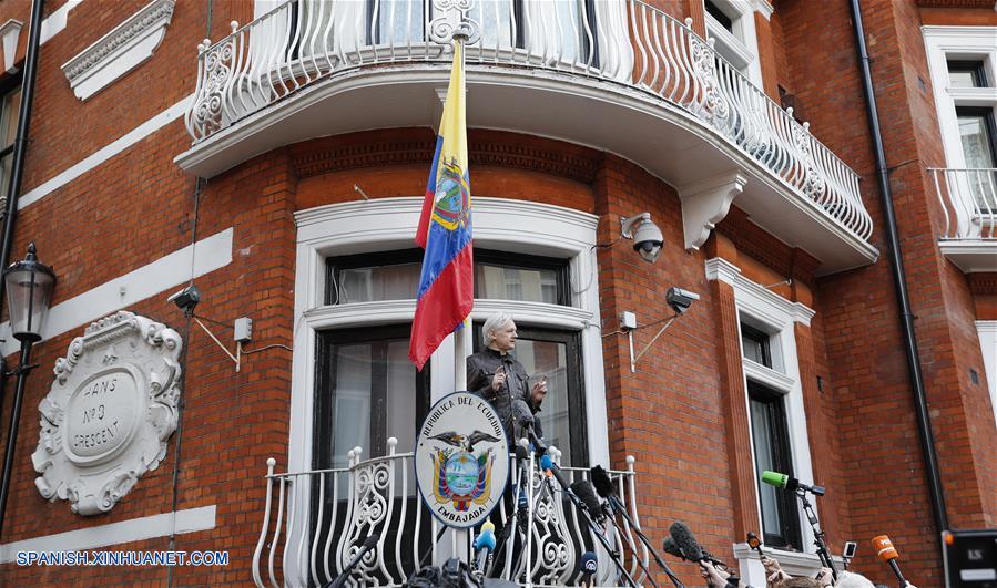 Julian Assange, fundador de WikiLeaks, solicitará asilo en Francia para evitar su extradición a Estados Unidos, donde podría enfrentar juicio por la publicación de documentos clasificados, dijo hoy su abogado Juan Branco.