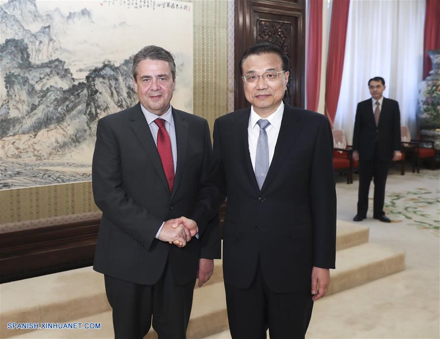 El primer ministro chino Li Keqiang se reunió hoy con el vicecanciller y ministro de Relaciones Exteriores de Alemania, Sigmar Gabriel, y prometió impulsar aún más los lazos bilaterales.