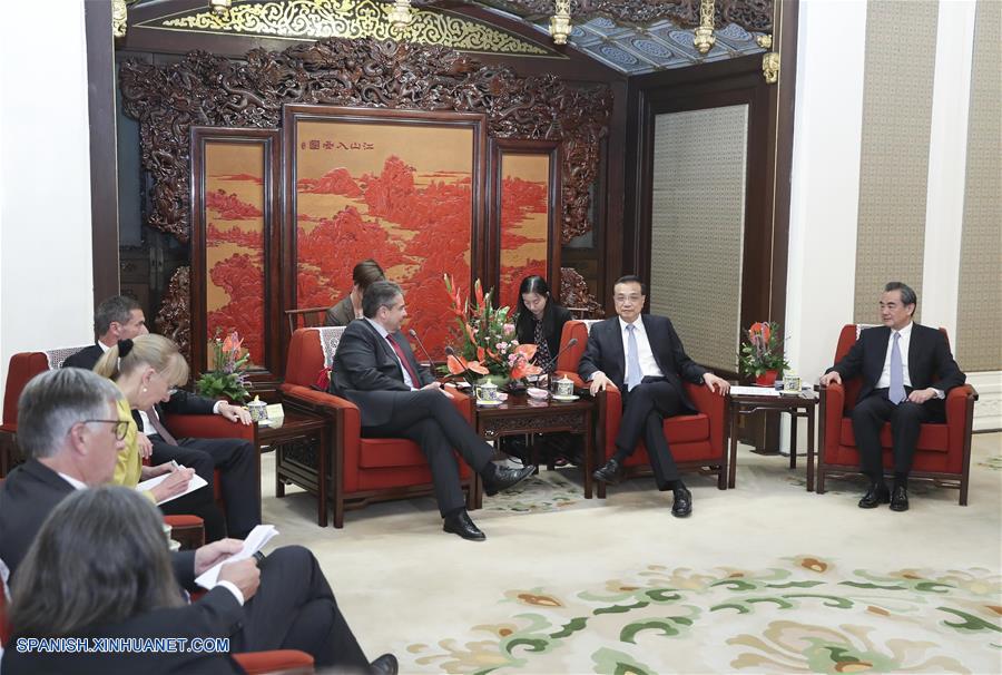 El primer ministro chino Li Keqiang se reunió hoy con el vicecanciller y ministro de Relaciones Exteriores de Alemania, Sigmar Gabriel, y prometió impulsar aún más los lazos bilaterales.