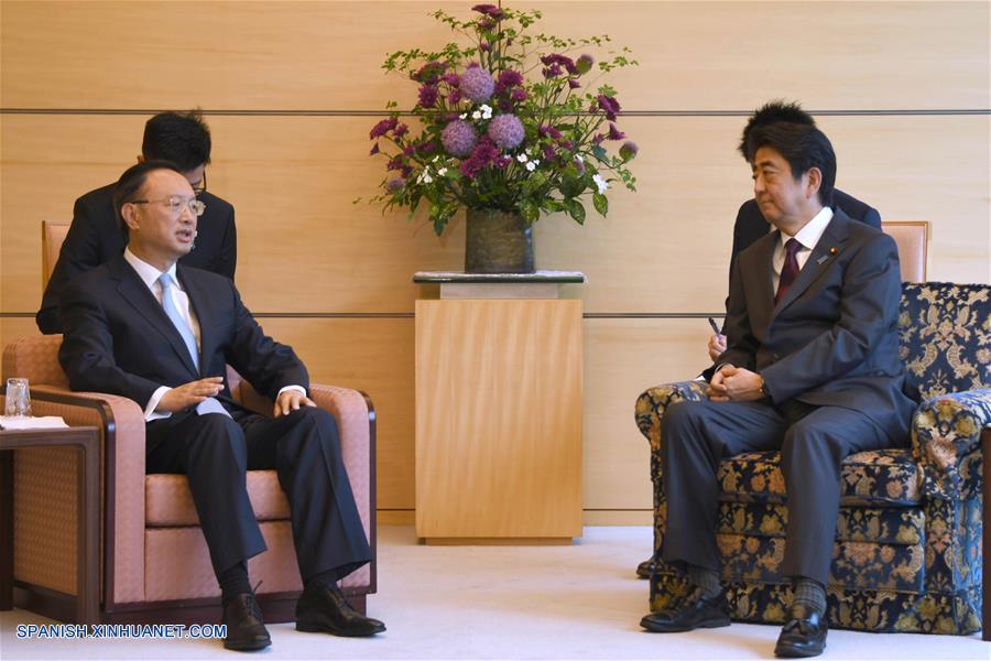 El consejero de Estado de China Yang Jiechi se reunió con el primer ministro japonés, Shinzo Abe, aquí el miércoles, y realizó un llamamiento para que se aprovechen las oportunidades de los aniversarios de las relaciones bilaterales para acumular energía positiva con el objetivo de mejorar las relaciones chino-japonesas.