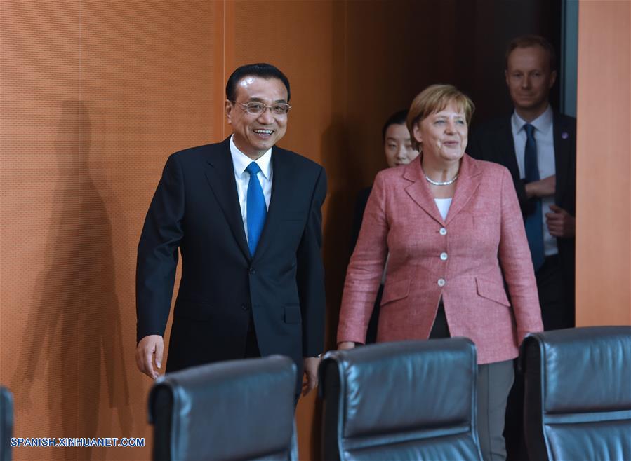 El primer ministro chino Li Keqiang exhortó hoy, durante su visita a Alemania, a realizar esfuerzos conjuntos para promover la liberalización comercial y para facilitar las inversiones.