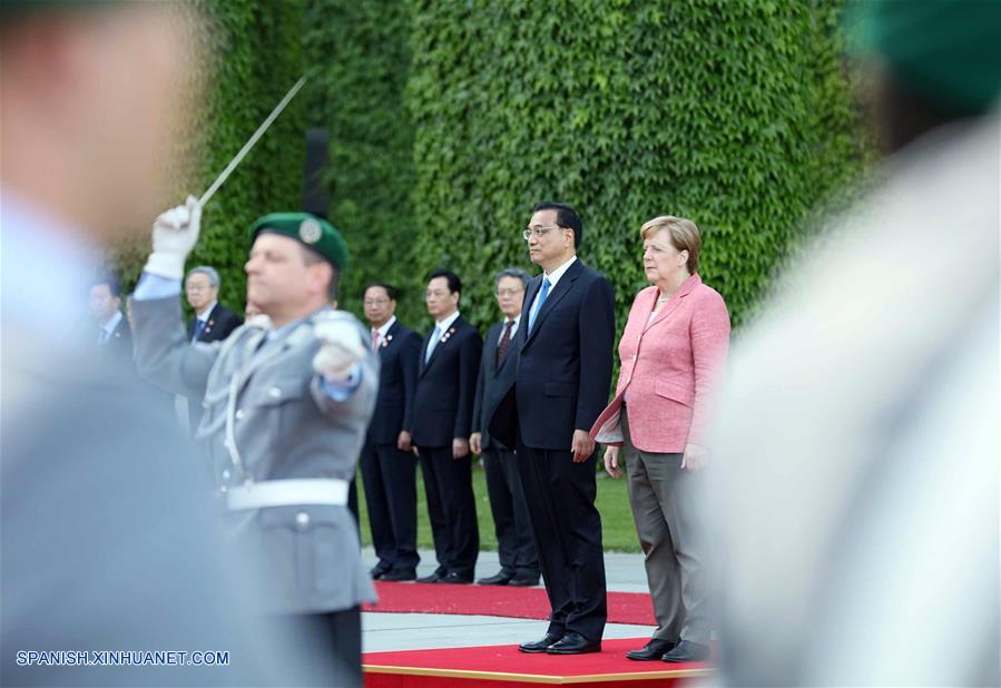 El primer ministro chino Li Keqiang exhortó hoy, durante su visita a Alemania, a realizar esfuerzos conjuntos para promover la liberalización comercial y para facilitar las inversiones.