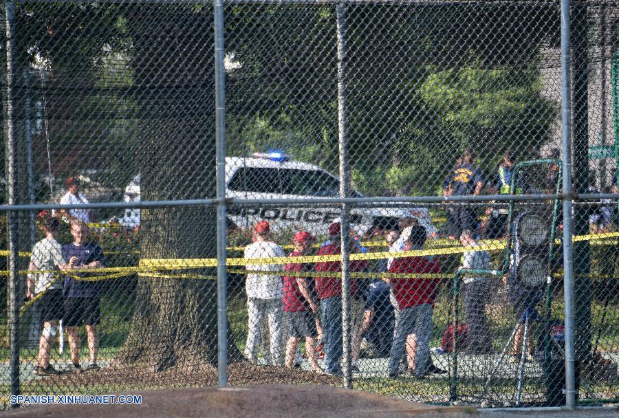 Un hombre hizo disparos esta mañana en un campo de béisbol cerca de Washington durante una práctica de congresistas e hirió a varias personas, incluido el líder de la mayoría republicana en la Cámara de Representantes de Estados Unidos, Steve Scalise.