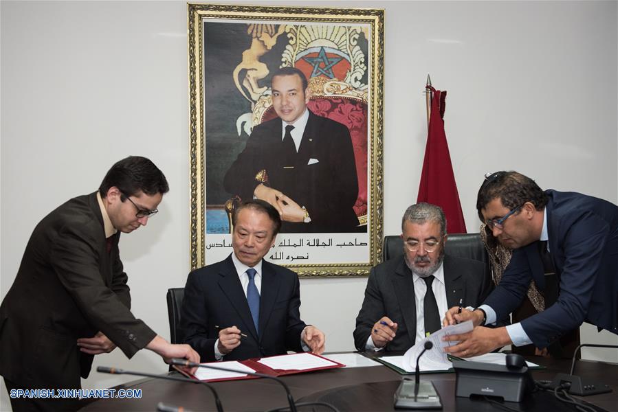 El editor en jefe de la Agencia de Noticias Xinhua de China, He Ping, firmó hoy un acuerdo con Khalil Hachimi Idrissi, presidente de Maghreb Arab Press (MAP) de Marruecos, para la cooperación futura en noticias.
