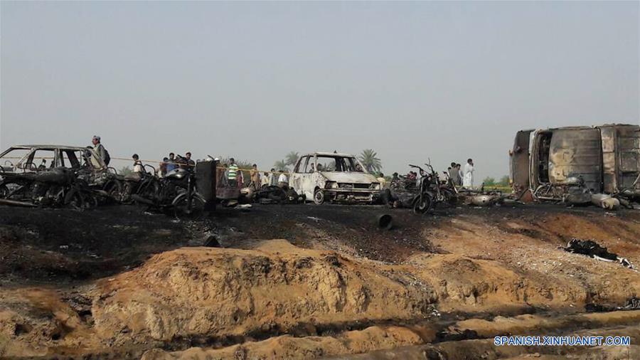 (1)PAKISTAN-BAHAWALPUR-ACCIDENTE-INCENDIO