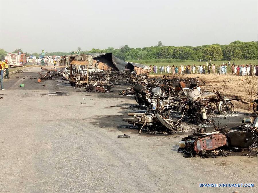 (2)PAKISTAN-BAHAWALPUR-ACCIDENTE-INCENDIO