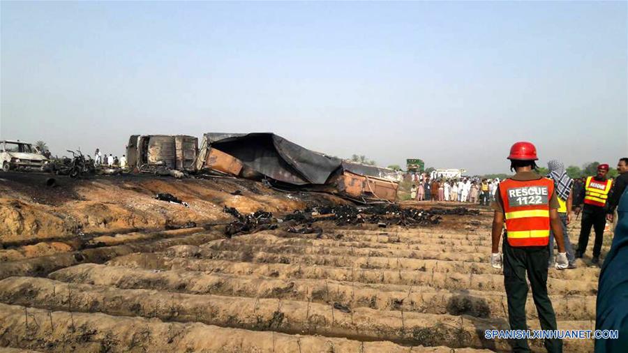 (3)PAKISTAN-BAHAWALPUR-ACCIDENTE-INCENDIO