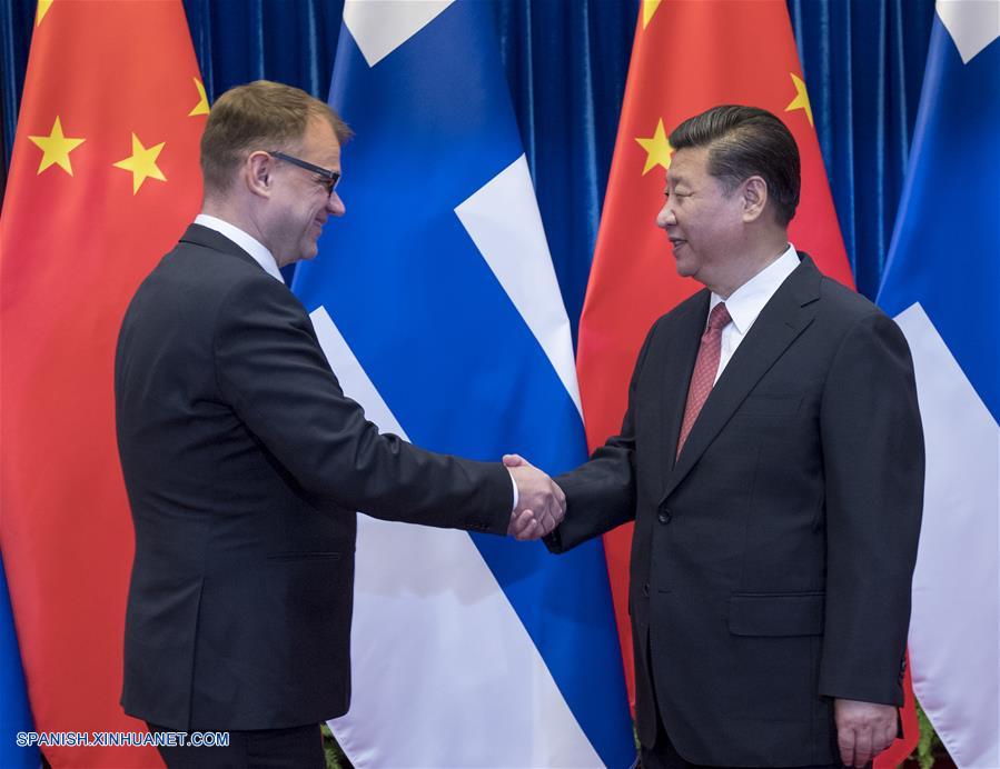 El presidente chino, Xi Jinping, se reunió hoy lunes con el primer ministro finlandés, Juha Sipila, y acordaron encajar las estrategias de desarrollo de ambos países y promover la cooperación en varios terrenos.