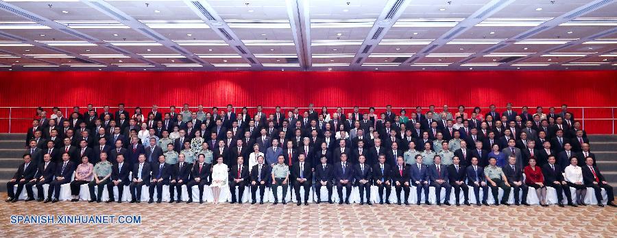 El presidente chino, Xi Jinping, se reunió hoy con un grupo de funcionarios del gobierno central con sede en Hong Kong y con altos ejecutivos de las sucursales en la región de empresas e instituciones de la parte continental.