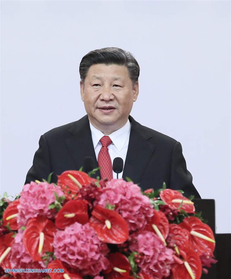 El presidente de China, Xi Jinping, reiteró hoy en múltiples ocasiones el firme compromiso del gobierno central con el principio de 'un país, dos sistemas', un día antes del vigésimo aniversario del regreso de Hong Kong a China.