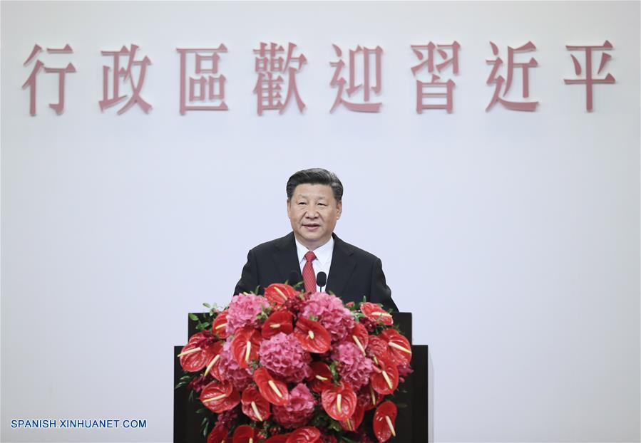 El presidente de China, Xi Jinping, reiteró hoy en múltiples ocasiones el firme compromiso del gobierno central con el principio de 'un país, dos sistemas', un día antes del vigésimo aniversario del regreso de Hong Kong a China.