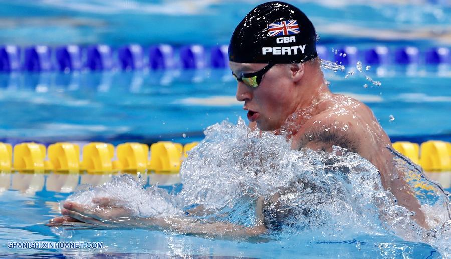 Adam Peaty de Reino Unido continuó su gran actuación y batió hoy el récord mundial de 50 metros braza varonil en dos ocasiones en el XVII Campeonato Mundial de la FINA.