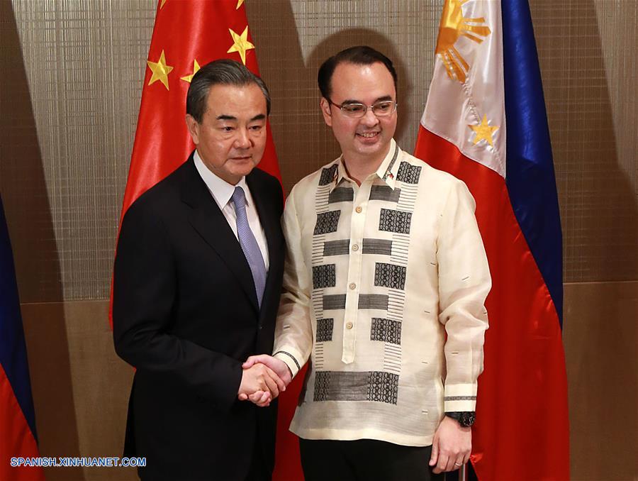 El ministro de Relaciones Exteriores de China, Wang Yi, conversó hoy en Manila con su homólogo filipino, Alan Peter Cayetano, y dijo que China apoya la política exterior independiente de Filipinas.